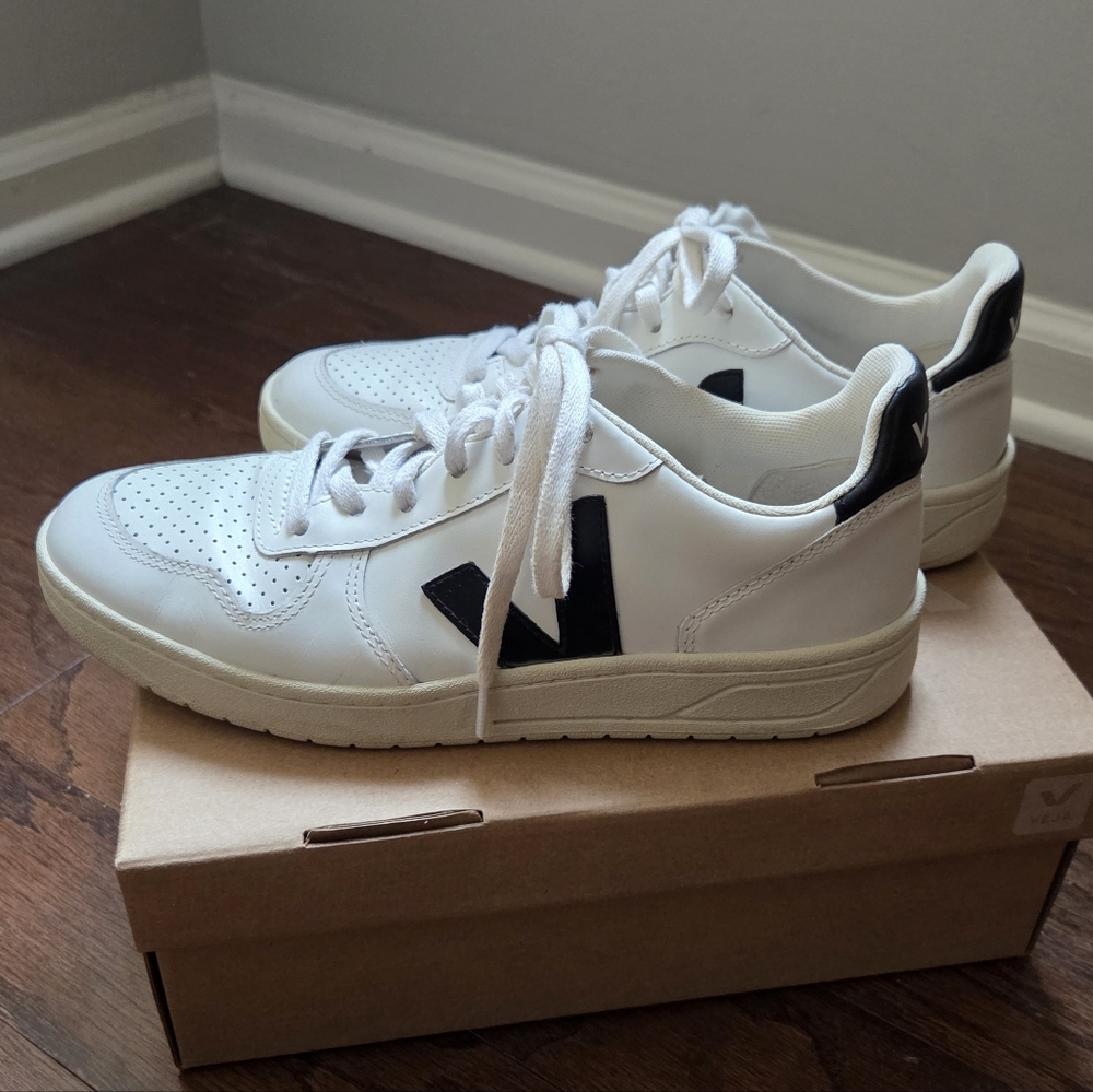 Veja White and Black Women's Sneakers Size 9 - Picture 5 of 9